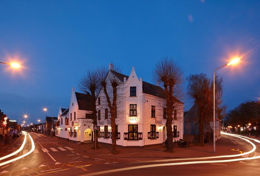 Hotel Nieuw Antiek Helden Bagian luar foto